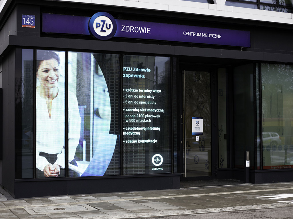 PZU LED 4_20200313 Solix.pl - ekran Led transparentny, monitory reklamowe, monitory do przychodni - PZU Zdrowie