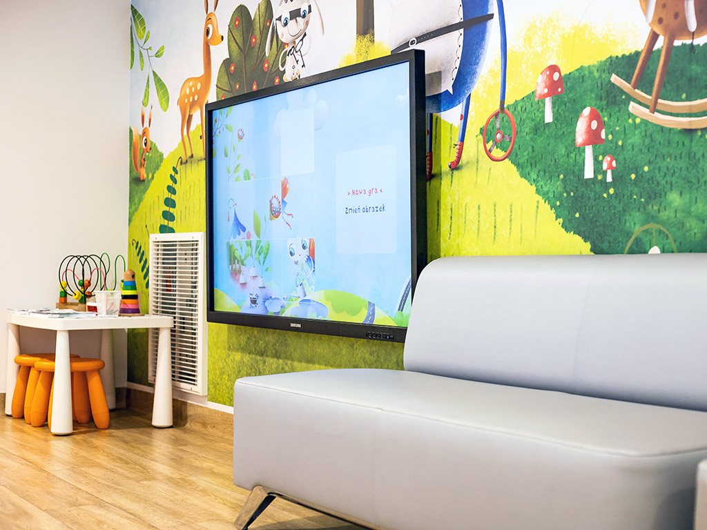 PZU realizacje12_20200313 Solix.pl - ekran Led transparentny, monitory reklamowe, monitory do przychodni - PZU Zdrowie