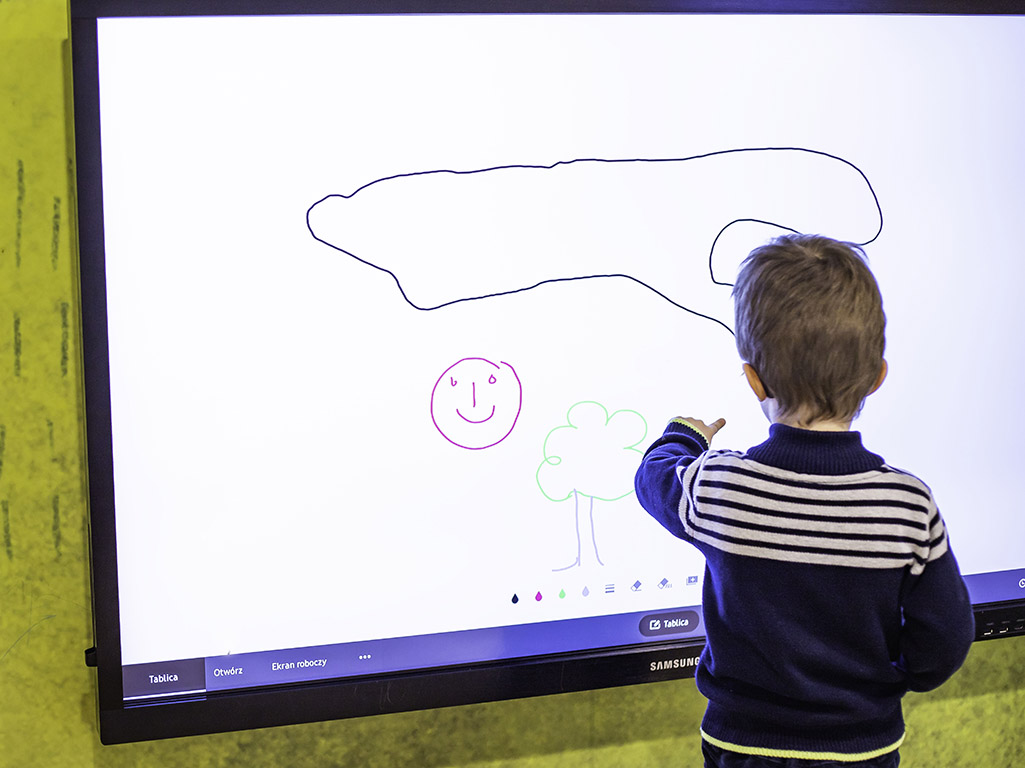 Solix.pl - ekran Led transparentny, monitory reklamowe, monitory do przychodni - PZU Zdrowie