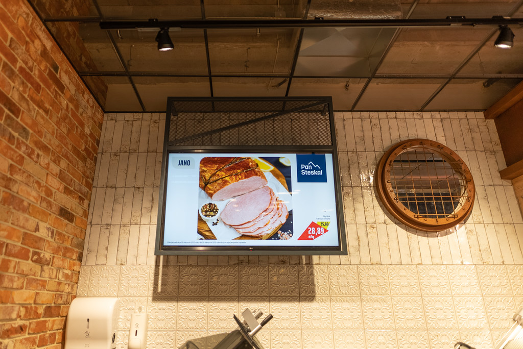 Solix.pl - eekran Led transparentny, infokiosk, totem - Pan Steskal