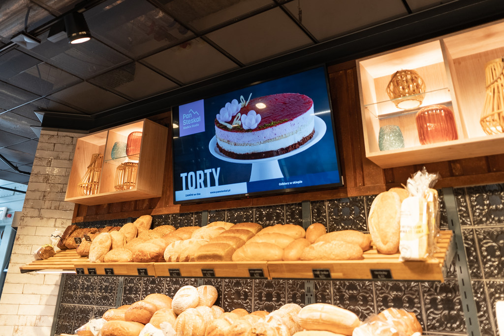 Solix.pl - eekran Led transparentny, infokiosk, totem - Pan Steskal