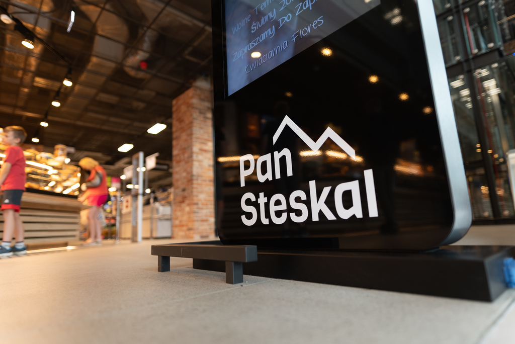 Solix.pl - eekran Led transparentny, infokiosk, totem - Pan Steskal