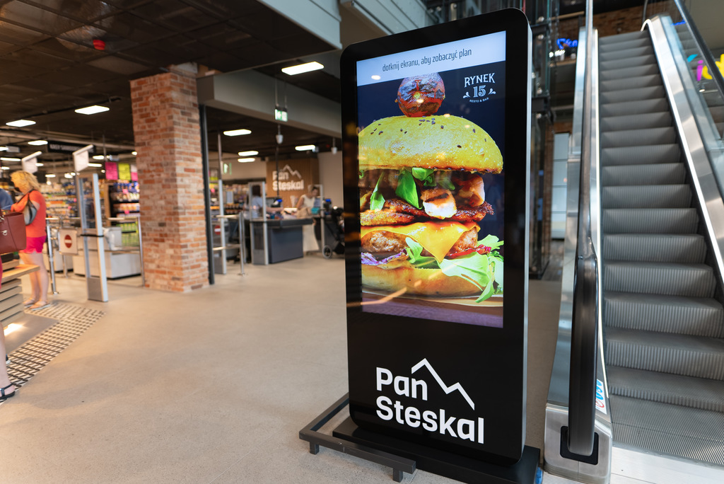 Solix.pl - eekran Led transparentny, infokiosk, totem - Pan Steskal