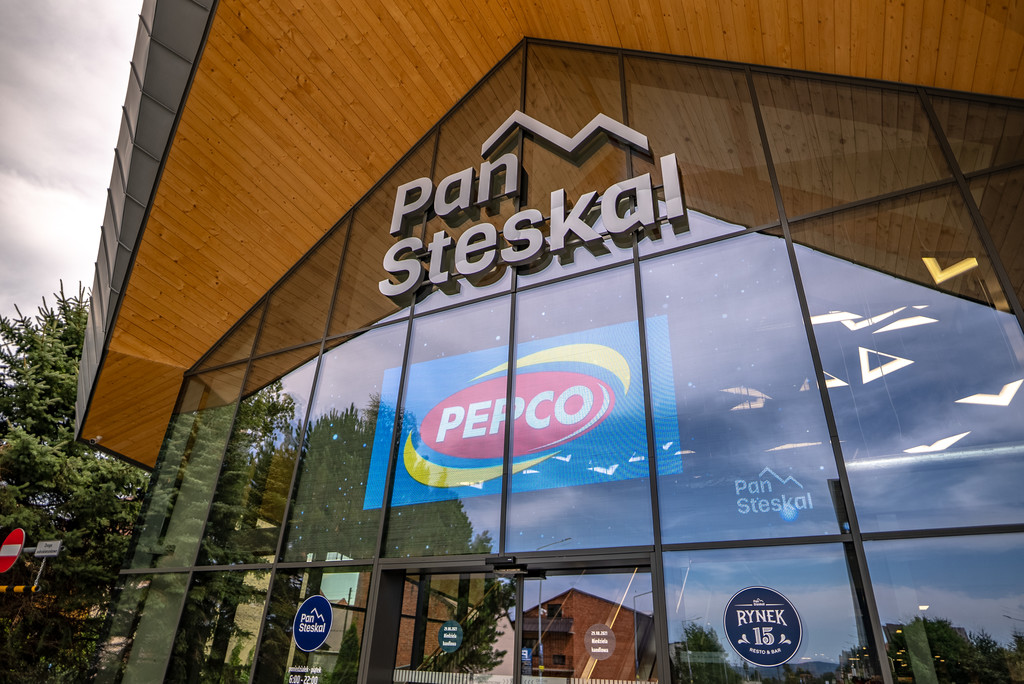 Solix.pl - eekran Led transparentny, infokiosk, totem - Pan Steskal