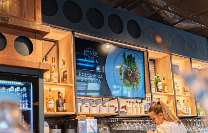 pan-steskal-monitor-ds Solix.pl - eekran Led transparentny, infokiosk, totem - Pan Steskal