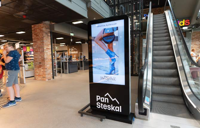 pan-steskal-totem Solix.pl - eekran Led transparentny, infokiosk, totem - Pan Steskal